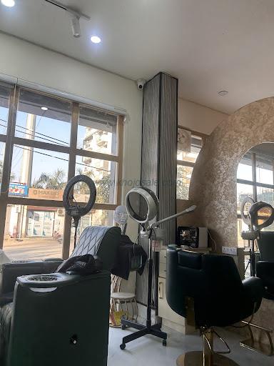 JUHI BLEND BLOOM LUXURY UNISEX SALON MAKEUP