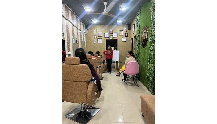Aakriti- Makeovers,Salon & Academy
