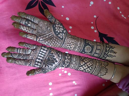 Aarti Mehndi Artist