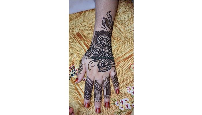 Anam Mehndi artist