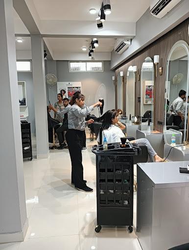 EVOKE LOUNGE FAMILY SALON