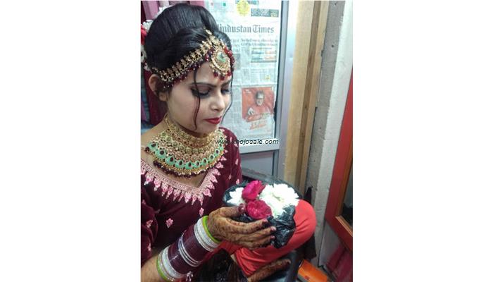 Moms Pari Parlour