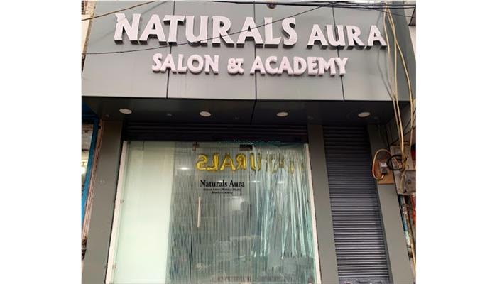 Naturals Lounge